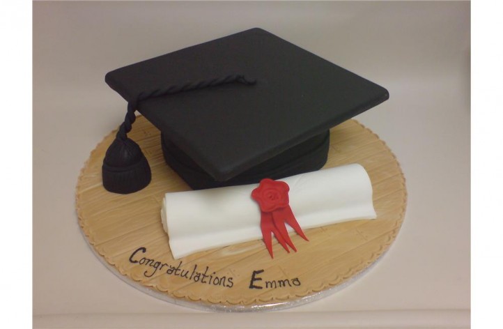 Mortar Board & Scroll Graduation Cake