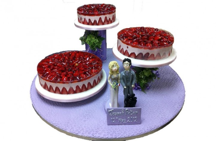 Wedding Cheesecake with Figures